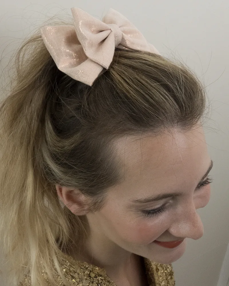 Barrette double noeud à fils métallisés or rose pour un événement