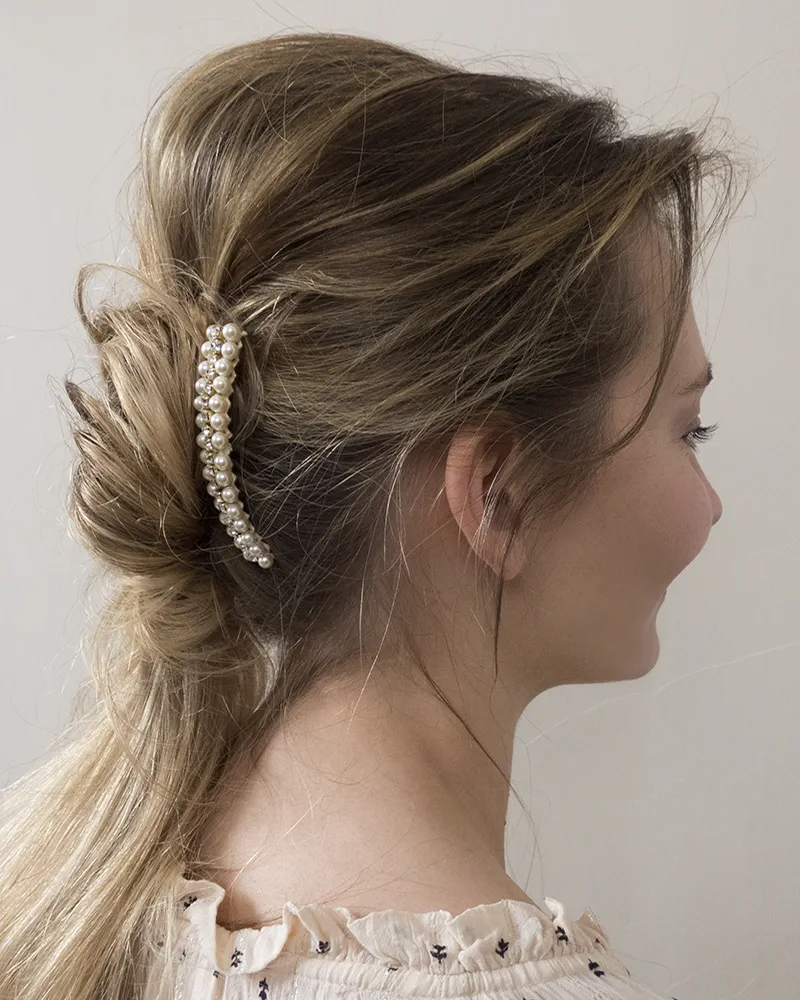 Peigne atelier araçari pour future mariée, brodé de strass et perles