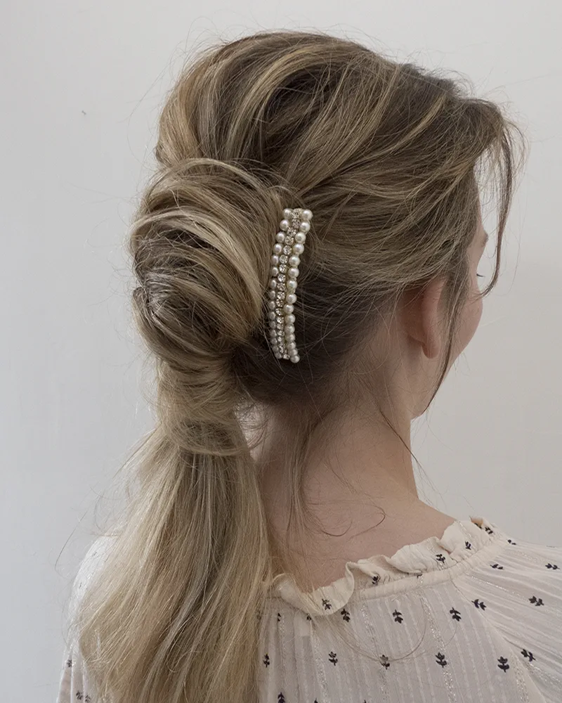 peigne de mariage brodé de perles nacrées et strass cristal