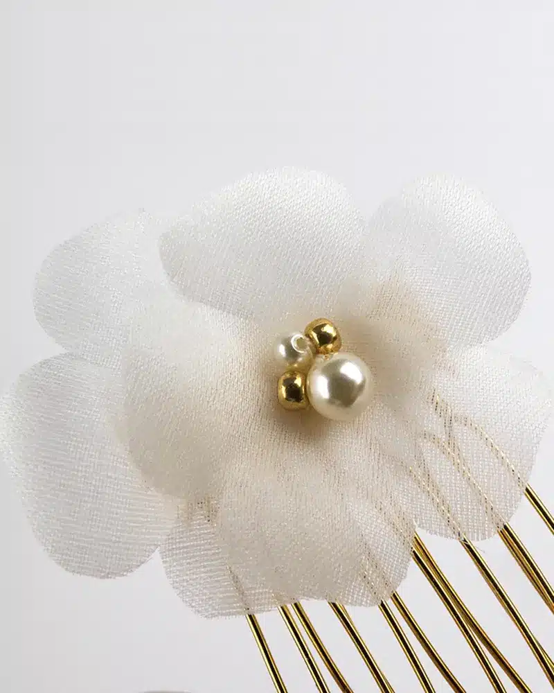 Petit accessoire de tête pour mariage avec fleurs en soie brodées | Atelier Araçari