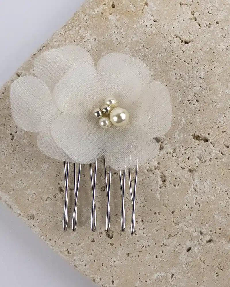 Mini bijou de cheveux pour enfant lors d'une cérémonie par Atelier Araçari