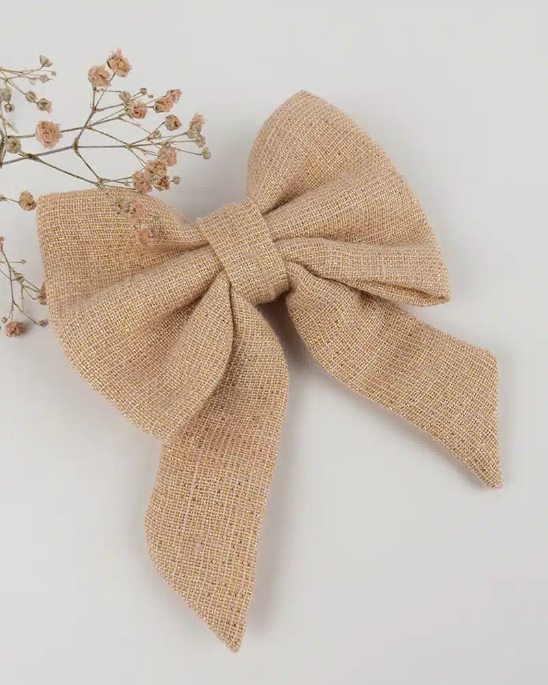 Barrette à noeud en lin brillant pour un bel événement par Atelier Araçari