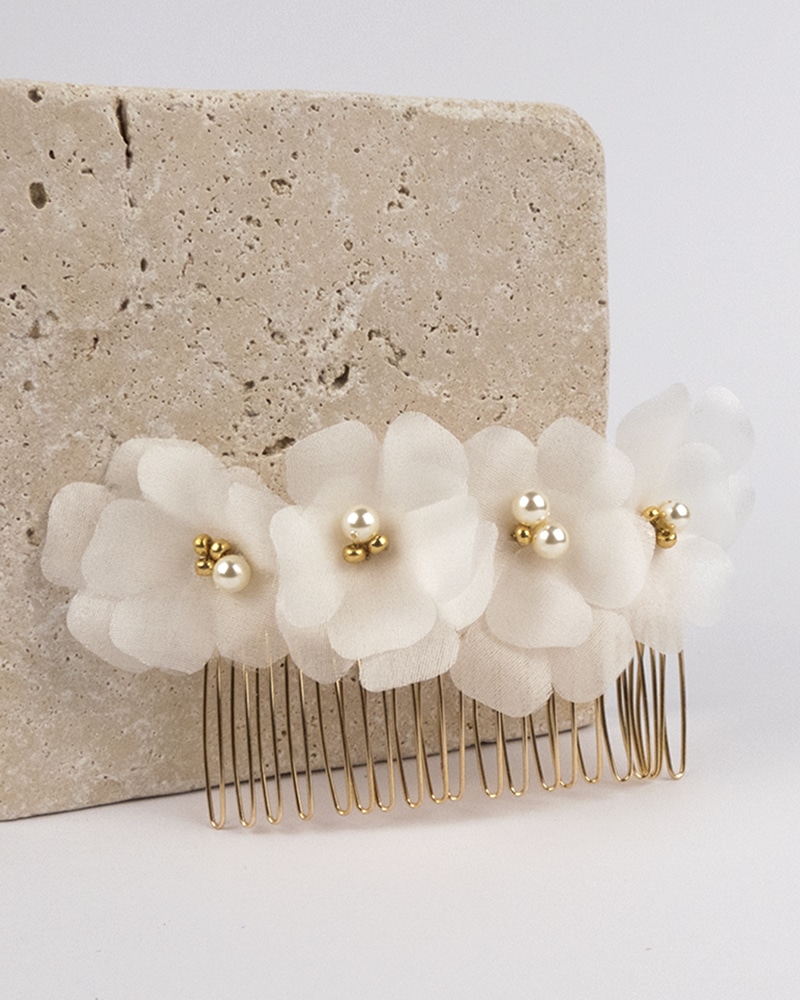 Bijou de cheveu monté sur un peigne avec fleurs brodées par Atelier Araçari