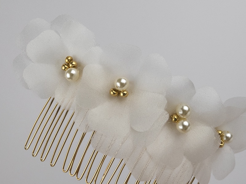Accessoire de tête pour mariage fleuri et perlé par Atelier Araçari