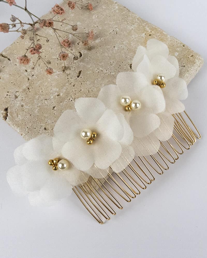 Peigne de mariée avec fleurs en soie brodées de perles nacre et or