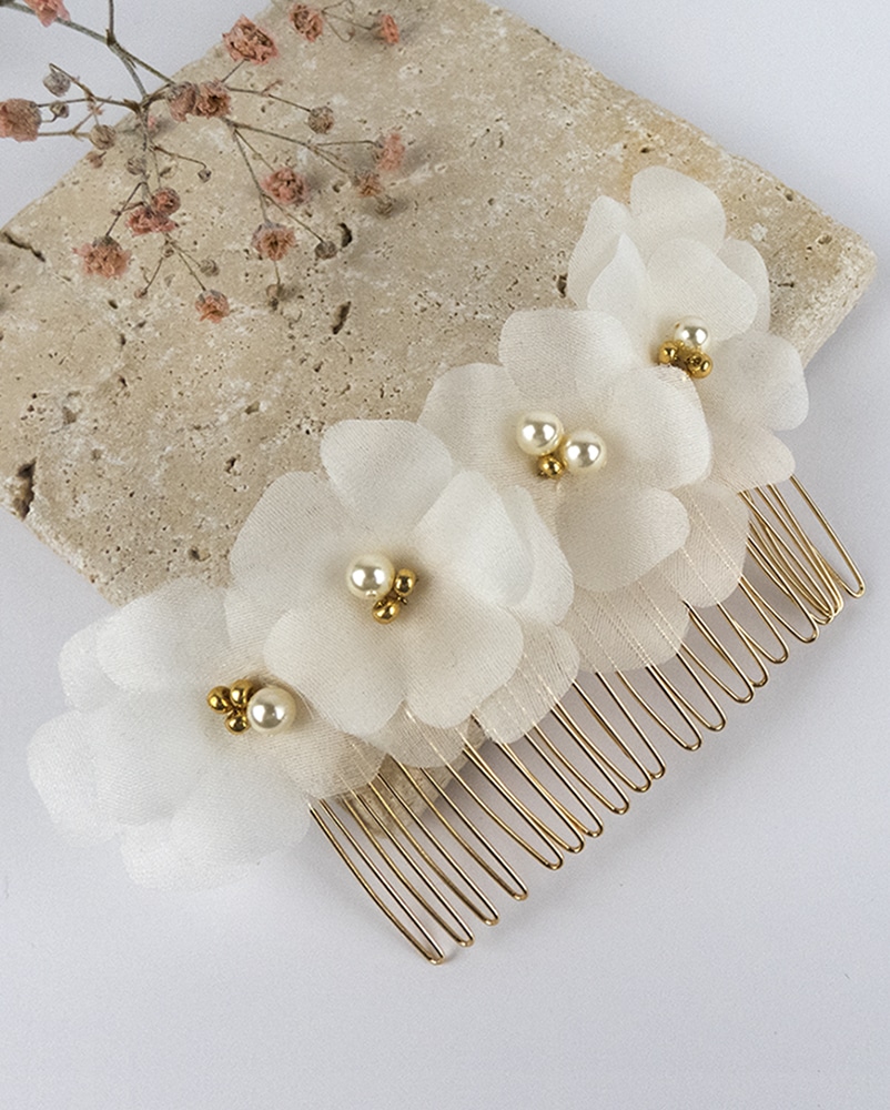 Peigne de mariée avec fleurs en soie brodées de perles nacre et or
