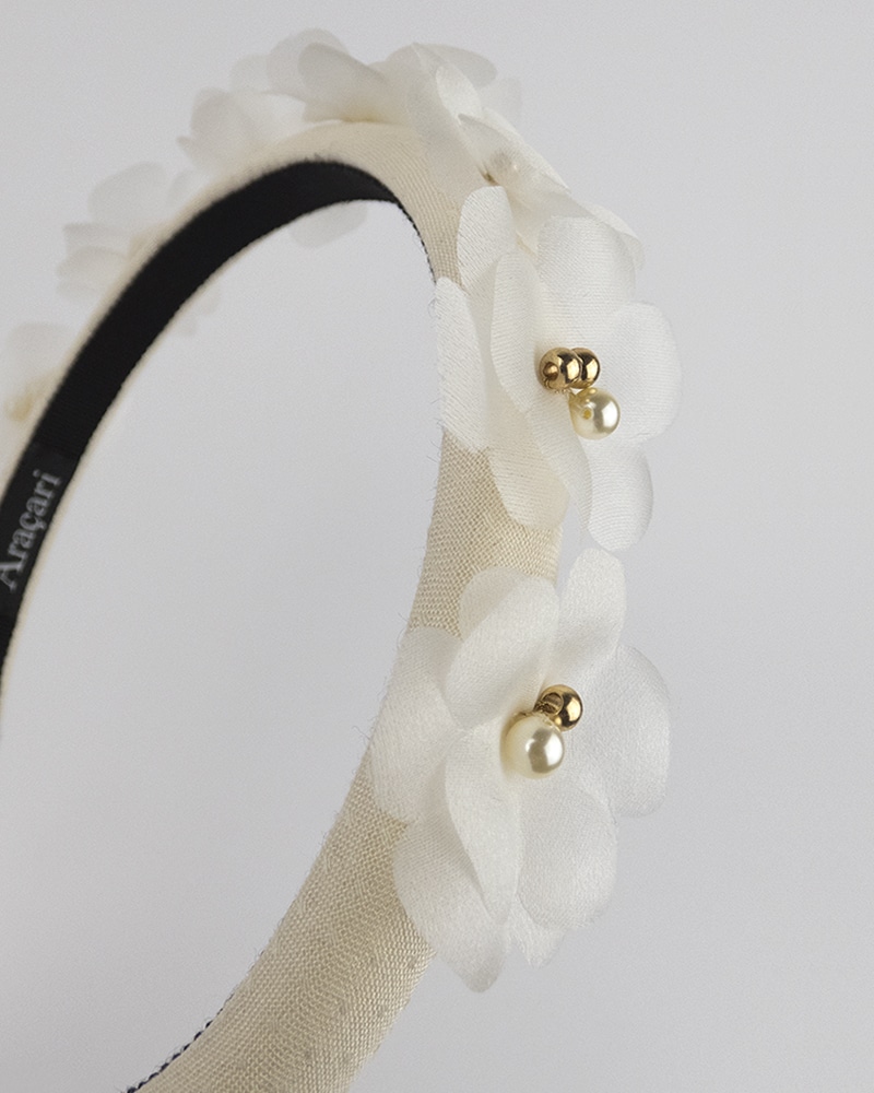 Serre-tête fleuri et brodé pour mariage civil par Atelier Araçari