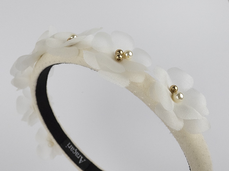 Bijou de tête pour mariée avec fleurs et perles brodées au style bohème chic