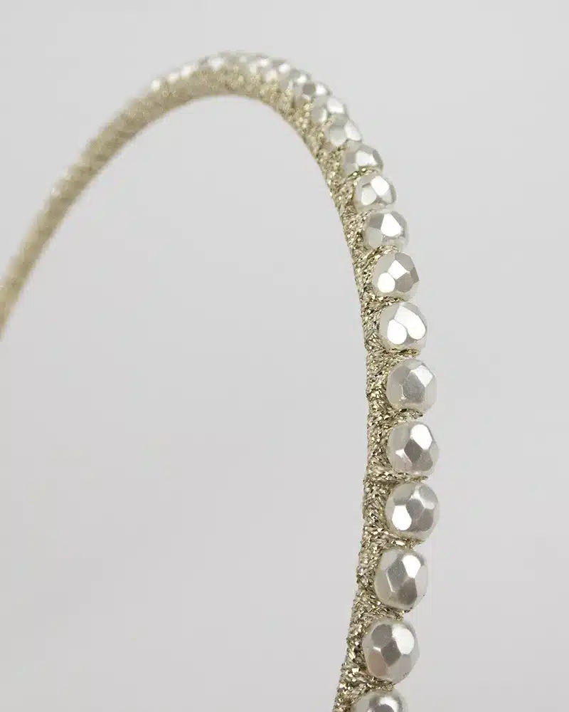 Serre tête brillant perles blanc nacré pour un mariage Atelier Araçari