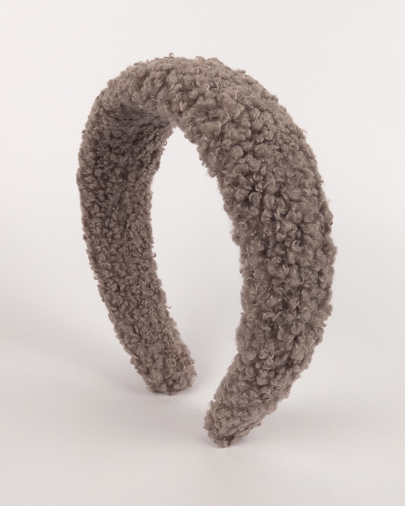Serre-tête en moumoute vieux rose pour accessoiriser un look en hiver