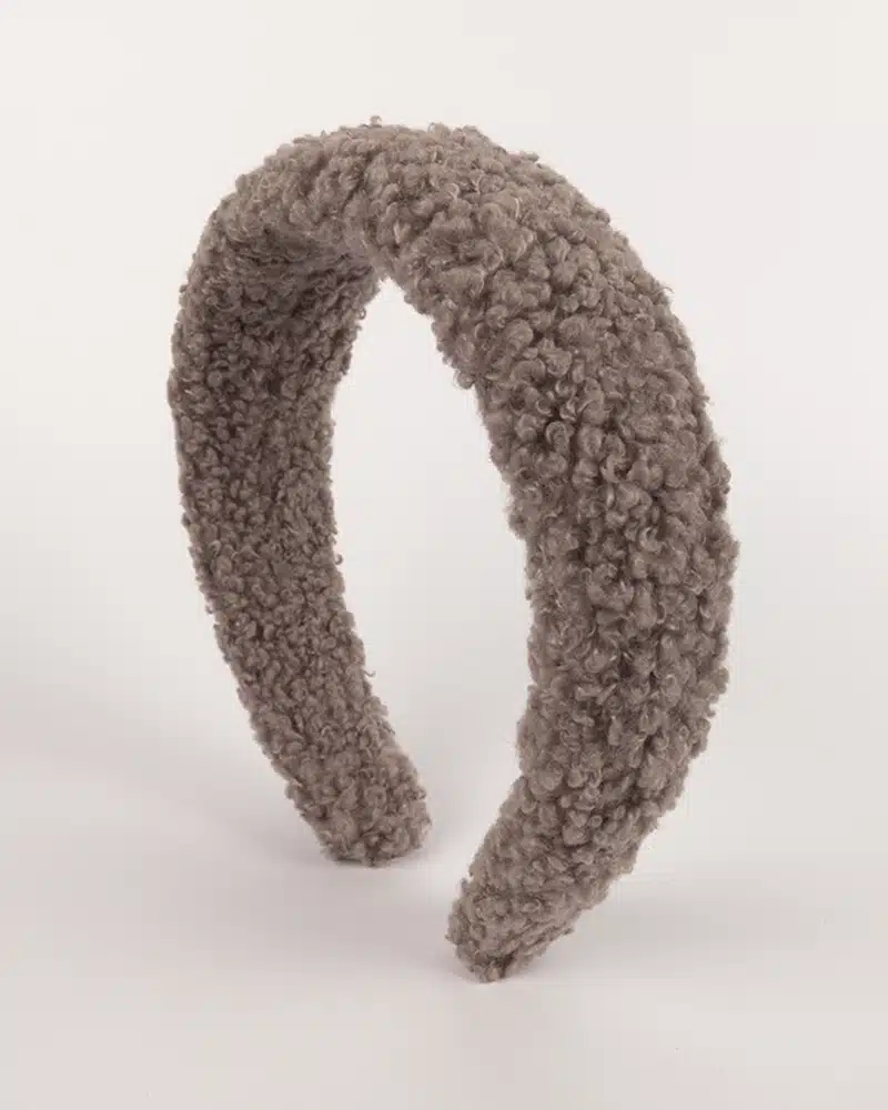 Serre-tête en moumoute vieux rose pour accessoiriser un look en hiver
