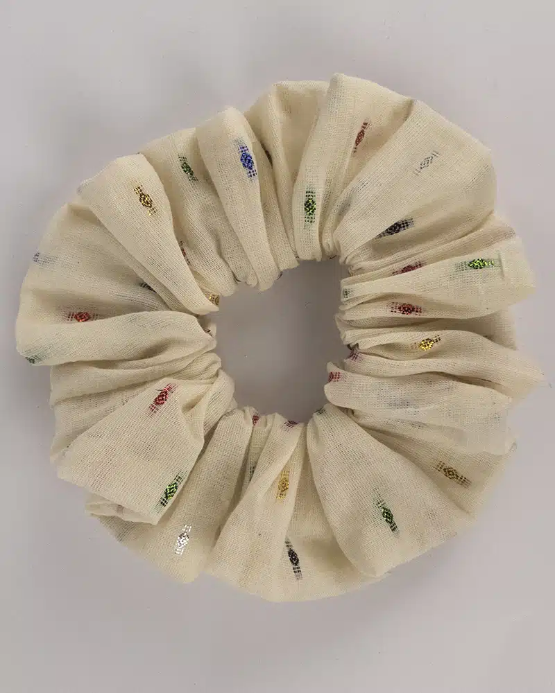 Chouchou bohème écru et fils métallisés multicolores pour une fête en toute saison