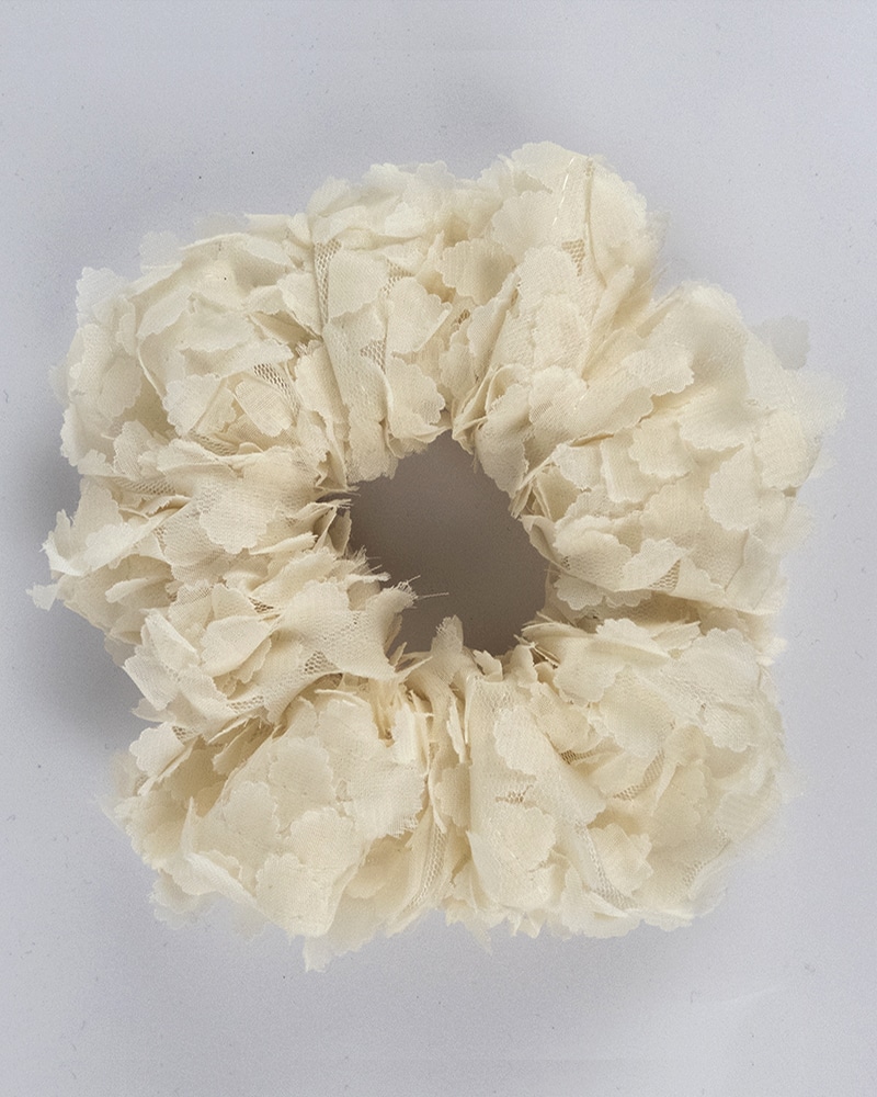 Chouchou tulle et pétales de fleurs en tissu pour un mariage et cérémonie civile