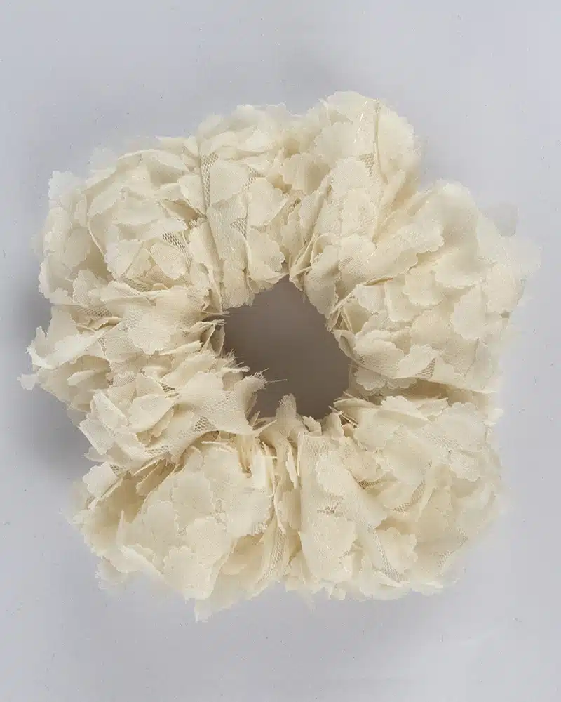 Chouchou tulle et pétales de fleurs en tissu pour un mariage et cérémonie civile